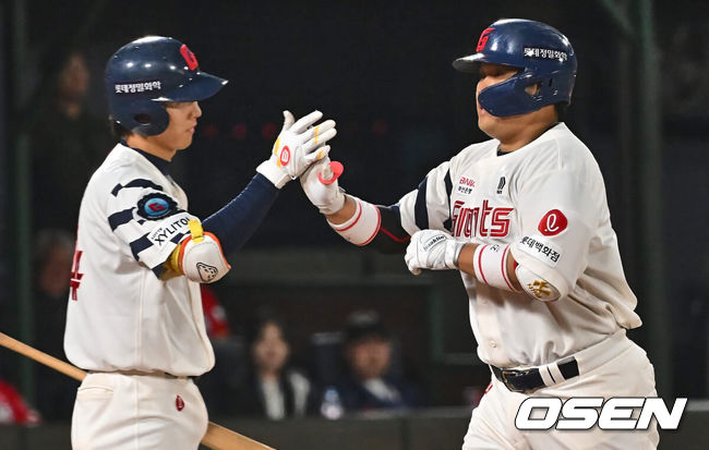 [OSEN=부산, 이석우 기자] 21일 부산 사직구장에서 2024 신한 SOL 뱅크 KBO 리그 롯데 자이언츠와 KIA 타이거즈의 경기가 열렸다. 두산과의 연장 무승부를 기록한 롯데는 반즈를 선발로 내세우고 NC전 스윕승을 올린 KIA는 네일을 선발로 기세를 이어간다.롯데 자이언츠 유강남이 8회말 1사 2루 좌월 2점 홈런을 치고 하이파이브를 하고 있다. 2024.05.21 / foto0307@osen.co.kr