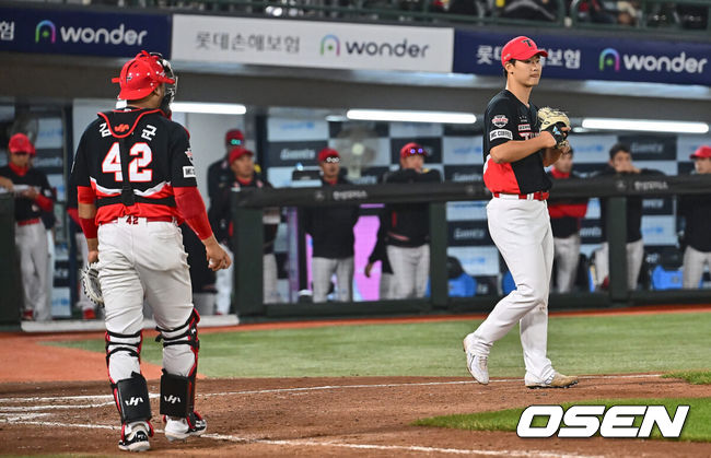 [OSEN=부산, 이석우 기자] 21일 부산 사직구장에서 2024 신한 SOL 뱅크 KBO 리그 롯데 자이언츠와 KIA 타이거즈의 경기가 열렸다. 두산과의 연장 무승부를 기록한 롯데는 반즈를 선발로 내세우고 NC전 스윕승을 올린 KIA는 네일을 선발로 기세를 이어간다.KIA 타이거즈 곽도규가 7회말 2사 만루 롯데 자이언츠 윤동희에게 중견수 앞 역전 2타점 안타를 맞고 아쉬워하고 있다. 2024.05.21 / foto0307@osen.co.kr