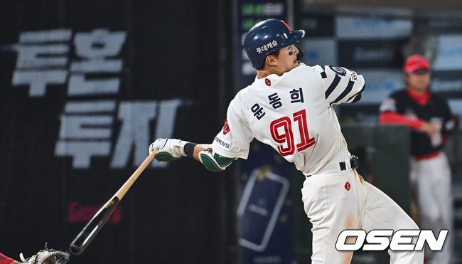 [OSEN=부산, 이석우 기자] 21일 부산 사직구장에서 2024 신한 SOL 뱅크 KBO 리그 롯데 자이언츠와 KIA 타이거즈의 경기가 열렸다. 두산과의 연장 무승부를 기록한 롯데는 반즈를 선발로 내세우고 NC전 스윕승을 올린 KIA는 네일을 선발로 기세를 이어간다.롯데 자이언츠 윤동희가 7회말 2사 만루 중견수 앞 역전 2타점 안타를 치고 있다. 2024.05.21 / foto0307@osen.co.kr