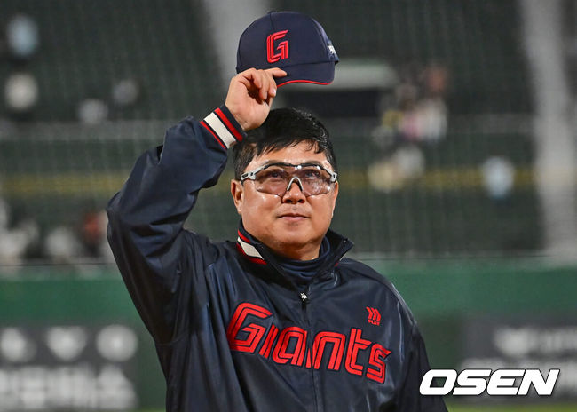 [OSEN=부산, 이석우 기자] 21일 부산 사직구장에서 2024 신한 SOL 뱅크 KBO 리그 롯데 자이언츠와 KIA 타이거즈의 경기가 열렸다. 두산과의 연장 무승부를 기록한 롯데는 반즈를 선발로 내세우고 NC전 스윕승을 올린 KIA는 네일을 선발로 기세를 이어간다.롯데 자이언츠 김태형 감독이 KIA 타이거즈에 6-1 승리 후 팬들에게 인사를 하고 있다. 2024.05.21 / foto0307@osen.co.kr