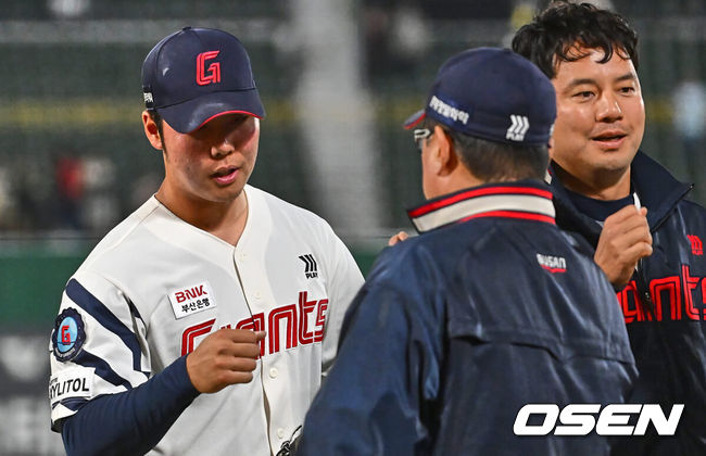 [OSEN=부산, 이석우 기자] 21일 부산 사직구장에서 2024 신한 SOL 뱅크 KBO 리그 롯데 자이언츠와 KIA 타이거즈의 경기가 열렸다. 두산과의 연장 무승부를 기록한 롯데는 반즈를 선발로 내세우고 NC전 스윕승을 올린 KIA는 네일을 선발로 기세를 이어간다.롯데 자이언츠 전미르가 첫 세이브를 기록하고 김태형 감독과 하이파이브를 하고 있다. 2024.05.21 / foto0307@osen.co.kr