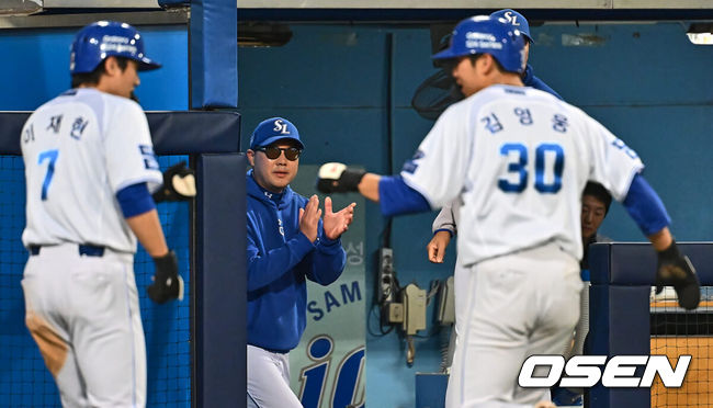 [OSEN=대구, 이석우 기자] 9일 대구삼성라이온즈파크에서 2024 신한 SOL 뱅크 KBO 리그 삼성 라이온즈와 KIA 타이거즈의 경기가 열렸다. 전날 12회 연장 승부끝에 패한 삼성은 3연패의 분위기 반전을 노리며 2번 구자욱-4번 김영웅 타순 변화를 줬고 이승현이 선발 출전하고 2연승을 완성한 1위 KIA는 2위 NC와의 승차를 2경기로 벌렸고 네일을 선발로 위닝 시리즈를 노린다.삼성 라이온즈 박진만 감독이 8회말 무사 만루 김헌곤의 역전 2타점 좌중간 2루타 때 득점을 올린 이재현과 김영웅을 보며 박수를 치고 있다. 2024.05.09 / foto0307@osen.co.kr