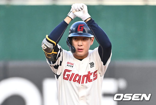 [OSEN=부산, 이석우 기자] 21일 부산 사직구장에서 2024 신한 SOL 뱅크 KBO 리그 롯데 자이언츠와 KIA 타이거즈의 경기가 열렸다. 두산과의 연장 무승부를 기록한 롯데는 반즈를 선발로 내세우고 NC전 스윕승을 올린 KIA는 네일을 선발로 기세를 이어간다.롯데 자이언츠 나승엽이 2회말 1사 우중간 2루타를 치고 세리머니를 하고 있다. 2024.05.21 / foto0307@osen.co.kr