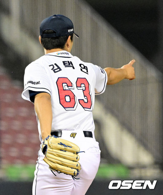 [OSEN=잠실, 지형준 기자] 21일 오후 서울 잠실야구장에서 ‘2024 신한 SOL Bank KBO리그’ 두산 베어스와 SSG 랜더스의 경기가 열렸다.이날 두산이 SSG에 8-6 승리를 거뒀다.9회초 1사 1루에서 두산 김택연이 SSG 김민식을 유격수 땅볼로 병살 처리하고 있다. 2024.05.21 / jpnews@osen.co.kr