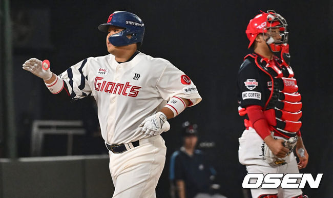 [OSEN=부산, 이석우 기자] 21일 부산 사직구장에서 2024 신한 SOL 뱅크 KBO 리그 롯데 자이언츠와 KIA 타이거즈의 경기가 열렸다. 두산과의 연장 무승부를 기록한 롯데는 반즈를 선발로 내세우고 NC전 스윕승을 올린 KIA는 네일을 선발로 기세를 이어간다.롯데 자이언츠 유강남이 8회말 1사 2루 좌월 2점 홈런을 치고 하이파이브를 하고 있다. 2024.05.21 / foto0307@osen.co.kr