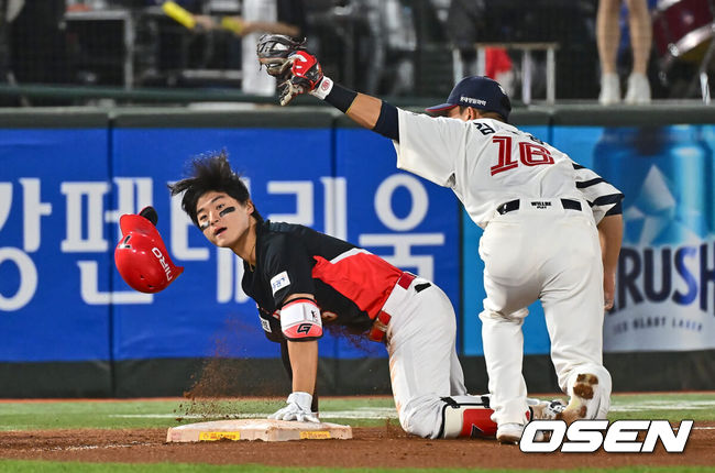 [OSEN=부산, 이석우 기자] 22일 부산 사직야구장에서 2024 신한 SOL 뱅크 KBO 리그 롯데 자이언츠와 KIA 타이거즈의 경기가 열렸다. 1차전을 승리한 롯데는 박세웅을 선발로 내세워 위닝시리즈를 노리고 역전패 당한 KIA는 롯데를 상대로 올시즌 첫 등판하는 윤영철을 선발로 내세워 분위기 반전을 노린다.KIA 타이거즈 김도영이 6회초 1사 1루 우중간 1타점 2루타를 치고 3루까지 쇄도했으나 아웃되고 있다. 2024.05.22 / foto0307@osen.co.kr