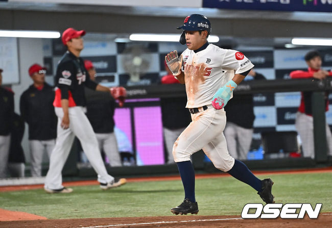 [OSEN=부산, 이석우 기자] 22일 부산 사직야구장에서 2024 신한 SOL 뱅크 KBO 리그 롯데 자이언츠와 KIA 타이거즈의 경기가 열렸다. 1차전을 승리한 롯데는 박세웅을 선발로 내세워 위닝시리즈를 노리고 역전패 당한 KIA는 롯데를 상대로 올시즌 첫 등판하는 윤영철을 선발로 내세워 분위기 반전을 노린다.롯데 자이언츠 황성빈이 5회말 1사 1,3루 레이예스의 중견수 희생플라이 때 득점을 올리고 있다. 2024.05.22 / foto0307@osen.co.kr