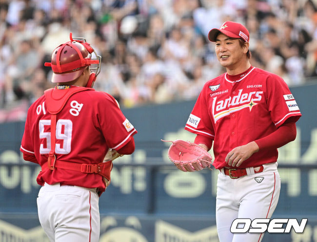 [OSEN=잠실, 최규한 기자] 22일 오후 서울 잠실야구장에서 ‘2024 신한 SOL Bank KBO리그’ 두산 베어스와 SSG 랜더스의 경기가 열렸다.이날 홈팀 두산은 김민규, 방문팀 SSG는 김광현을 선발로 내세운다.1회말 무사 2루 상황 두산 이유찬에게 선제 1타점 적시타를 내준 SSG 선발 김광현과 포수 이지영이 대화를 나누고 있다. 2024.05.22 / dreamer@osen.co.kr