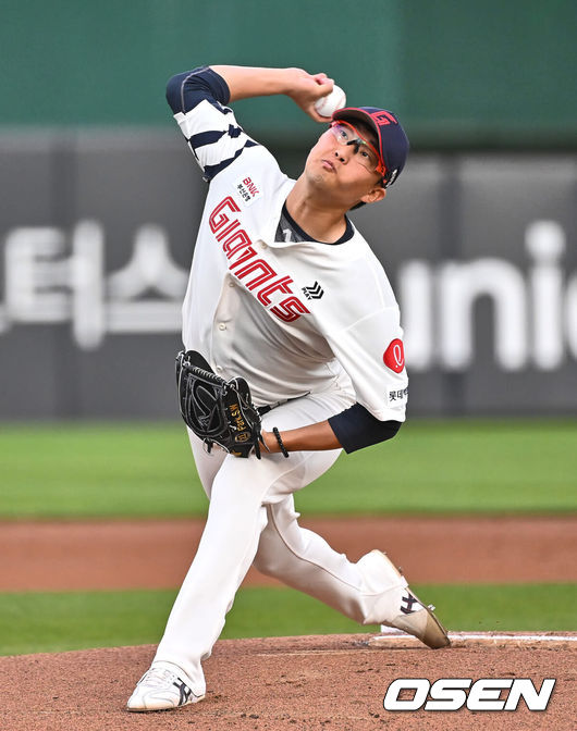 [OSEN=부산, 이석우 기자] 22일 부산 사직야구장에서 2024 신한 SOL 뱅크 KBO 리그 롯데 자이언츠와 KIA 타이거즈의 경기가 열렸다. 1차전을 승리한 롯데는 박세웅을 선발로 내세워 위닝시리즈를 노리고 역전패 당한 KIA는 롯데를 상대로 올시즌 첫 등판하는 윤영철을 선발로 내세워 분위기 반전을 노린다.롯데 자이언츠 선발 투수 박세웅이 역투하고 있다. 2024.05.22 / foto0307@osen.co.kr