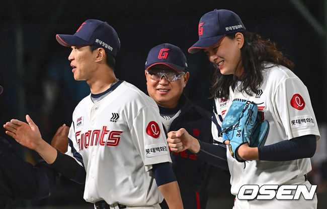 [OSEN=부산, 이석우 기자] 22일 부산 사직야구장에서 2024 신한 SOL 뱅크 KBO 리그 롯데 자이언츠와 KIA 타이거즈의 경기가 열렸다. 1차전을 승리한 롯데는 박세웅을 선발로 내세워 위닝시리즈를 노리고 역전패 당한 KIA는 롯데를 상대로 올시즌 첫 등판하는 윤영철을 선발로 내세워 분위기 반전을 노린다.롯데 자이언츠 김원중이 KIA 타이거즈에 4-2로 승리한 후 김태형 감독과 하이파이브를 하고 있다. 2024.05.22 / foto0307@osen.co.kr