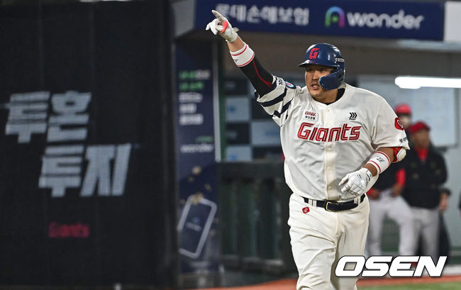 [OSEN=부산, 이석우 기자] 23일 부산 사직야구장에서 2024 신한 SOL 뱅크 KBO 리그 롯데 자이언츠와 KIA 타이거즈의 경기가 열렸다. 위닝시리즈를 달성한 롯데는 윌커슨을 내세워 스윕승을 도전하고 루징시리즈를 당한 KIA는 김사윤이 시즌 2번째 선발 등판했지만 1이닝 3실점으로 물러났다.롯데 자이언츠 유강남이 6회말 좌월 솔로 홈런을 치고 손을 번쩍 들어 보이고 있다. 2024.05.23 / foto0307@osen.co.kr