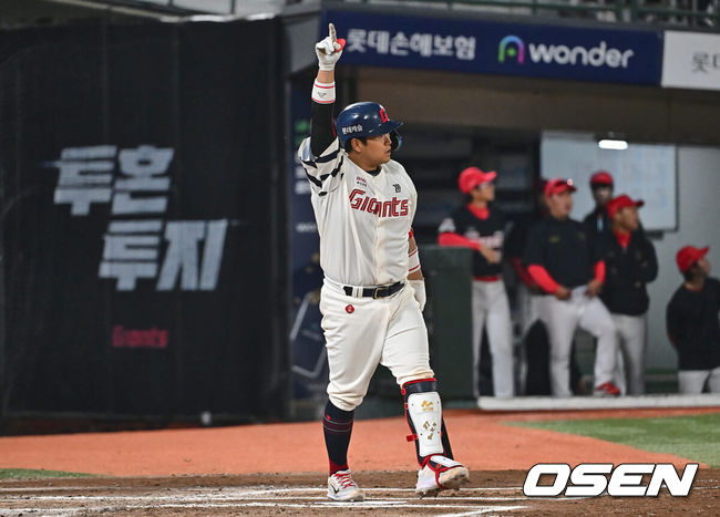 [OSEN=부산, 이석우 기자] 23일 부산 사직야구장에서 2024 신한 SOL 뱅크 KBO 리그 롯데 자이언츠와 KIA 타이거즈의 경기가 열렸다. 위닝시리즈를 달성한 롯데는 윌커슨을 내세워 스윕승을 도전하고 루징시리즈를 당한 KIA는 김사윤이 시즌 2번째 선발 등판했지만 1이닝 3실점으로 물러났다.롯데 자이언츠 유강남이 6회말 좌월 솔로 홈런을 치고 손을 번쩍 들어 보이고 있다. 2024.05.23 / foto0307@osen.co.kr