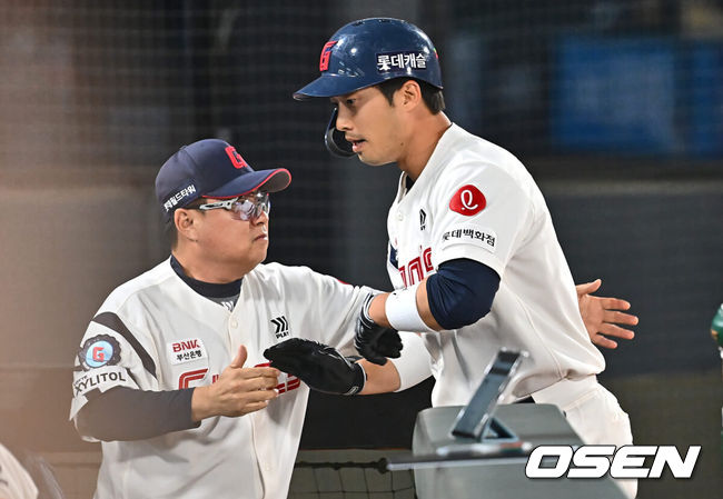 [OSEN=부산, 이석우 기자] 23일 부산 사직야구장에서 2024 신한 SOL 뱅크 KBO 리그 롯데 자이언츠와 KIA 타이거즈의 경기가 열렸다. 위닝시리즈를 달성한 롯데는 윌커슨을 내세워 스윕승을 도전하고 루징시리즈를 당한 KIA는 김사윤이 시즌 2번째 선발 등판했지만 1이닝 3실점으로 물러났다.롯데 자이언츠 이학주가 8회말 1사 우월 솔로 홈런을 치고 김태형 감독과 하이파이브를 하고 있다. 2024.05.23 / foto0307@osen.co.kr