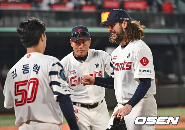 [OSEN=부산, 이석우 기자] 23일 부산 사직야구장에서 2024 신한 SOL 뱅크 KBO 리그 롯데 자이언츠와 KIA 타이거즈의 경기가 열렸다. 위닝시리즈를 달성한 롯데는 윌커슨을 내세워 스윕승을 도전하고 루징시리즈를 당한 KIA는 김사윤이 시즌 2번째 선발 등판했지만 1이닝 3실점으로 물러났다.롯데 자이언츠 선발 투수 윌커슨이 7회초 수비를 무실점으로 막고 미소짓고 있다. 2024.05.23 / foto0307@osen.co.kr