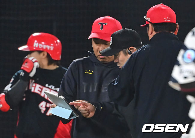 [OSEN=부산, 이석우 기자] 23일 부산 사직야구장에서 2024 신한 SOL 뱅크 KBO 리그 롯데 자이언츠와 KIA 타이거즈의 경기가 열렸다. 위닝시리즈를 달성한 롯데는 윌커슨을 내세워 스윕승을 도전하고 루징시리즈를 당한 KIA는 김사윤이 시즌 2번째 선발 등판했지만 1이닝 3실점으로 물러났다.KIA 타이거즈 이범호 감독이 7회초 1사 박찬호의 삼진 아웃때 ABS 패드를 들고 나와 심판에게 어필하고 있다. 2024.05.23 / foto0307@osen.co.kr