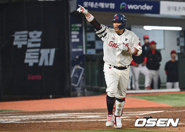 [OSEN=부산, 이석우 기자] 23일 부산 사직야구장에서 2024 신한 SOL 뱅크 KBO 리그 롯데 자이언츠와 KIA 타이거즈의 경기가 열렸다. 위닝시리즈를 달성한 롯데는 윌커슨을 내세워 스윕승을 도전하고 루징시리즈를 당한 KIA는 김사윤이 시즌 2번째 선발 등판했지만 1이닝 3실점으로 물러났다.롯데 자이언츠 유강남이 6회말 좌월 솔로 홈런을 치고 손을 번쩍 들어 보이고 있다. 2024.05.23 / foto0307@osen.co.kr