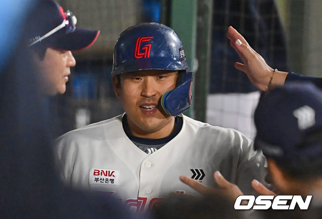 [OSEN=부산, 이석우 기자] 23일 부산 사직야구장에서 2024 신한 SOL 뱅크 KBO 리그 롯데 자이언츠와 KIA 타이거즈의 경기가 열렸다. 위닝시리즈를 달성한 롯데는 윌커슨을 내세워 스윕승을 도전하고 루징시리즈를 당한 KIA는 김사윤이 시즌 2번째 선발 등판했지만 1이닝 3실점으로 물러났다.롯데 자이언츠 유강남이 6회말 좌월 솔로 홈런을 치고 축하를 받고 있다. 2024.05.23 / foto0307@osen.co.kr