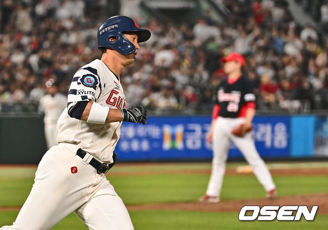 [OSEN=부산, 이석우 기자] 23일 부산 사직야구장에서 2024 신한 SOL 뱅크 KBO 리그 롯데 자이언츠와 KIA 타이거즈의 경기가 열렸다. 위닝시리즈를 달성한 롯데는 윌커슨을 내세워 스윕승을 도전하고 루징시리즈를 당한 KIA는 김사윤이 시즌 2번째 선발 등판했지만 1이닝 3실점으로 물러났다.롯데 자이언츠 이학주가 8회말 1사 우월 솔로 홈런을 치고 그라운드를 돌고 있다. 2024.05.23 / foto0307@osen.co.kr