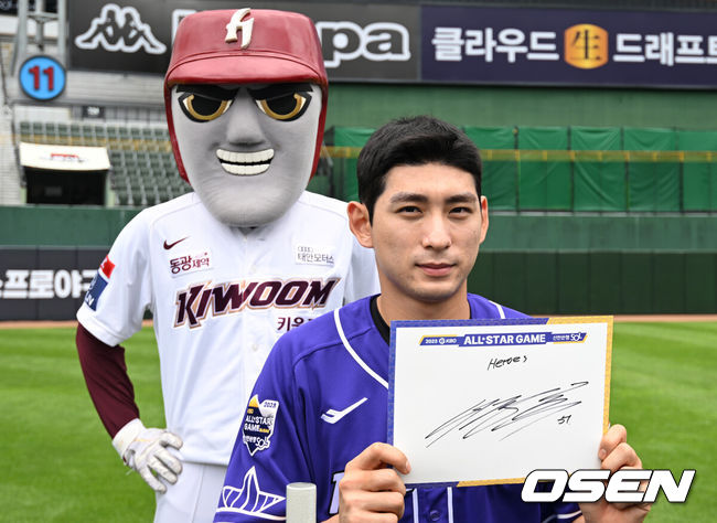 [OSEN=부산, 이대선 기자] 15일 오후 부산 사직야구장에서 2023 신한은행 SOL KBO 올스타전이 열렸다.키움 이정후가 사인을 들고 포즈를 취하고 있다. 2023.07.15 /sunday@osen.co.kr