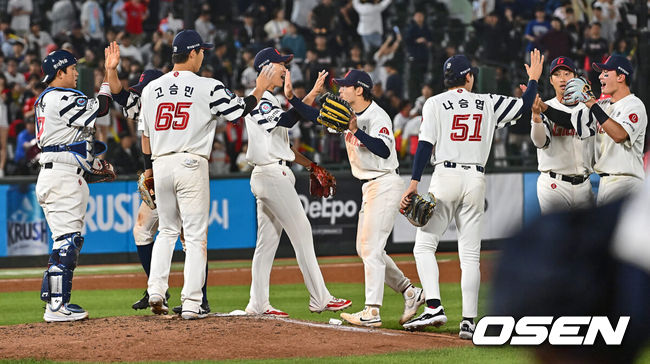 [OSEN=부산, 이석우 기자] 22일 부산 사직야구장에서 2024 신한 SOL 뱅크 KBO 리그 롯데 자이언츠와 KIA 타이거즈의 경기가 열렸다. 롯데 자이언츠 선수들이 KIA 타이거즈에 4-2로 승리한 후 기쁨을 나누고 있다. 2024.05.22 / foto0307@osen.co.kr