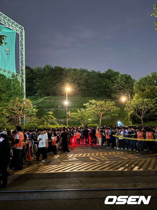 [사진] 버스 출구 근처에 모인 팬 / 노진주 기자.