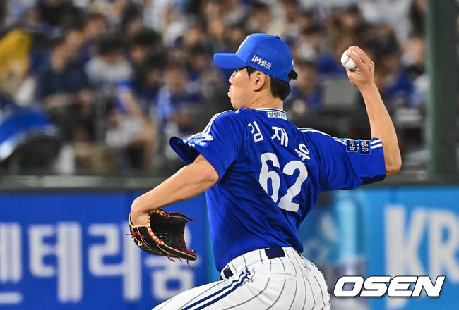 [OSEN=부산, 이석우 기자] 24일 부산 사직야구장에서 2024 신한 SOL 뱅크 KBO 리그 롯데 자이언츠와 삼성 라이온즈의 경기가 열렸다. 롯데는 나균안을, 삼성은 레예스를 선발로 출전시켰다.삼성 라이온즈 김재윤이 역투하고 있다. 2024.05.24 / foto0307@osen.co.kr