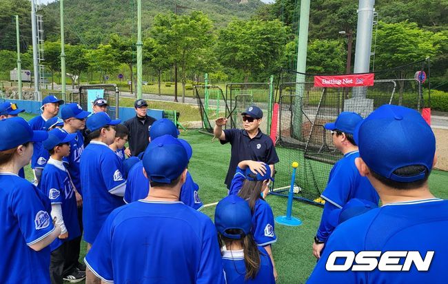 이만수 KBO재능기부위원이 야구로 통하는 티볼캠프에서 팬들에게 타격에 대해 이야기하고 있다. /OSEN DB