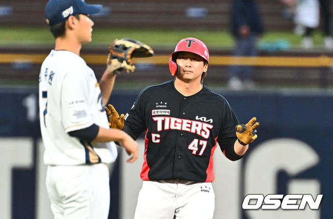 [OSEN=창원, 이석우 기자] 28일 창원NC파크에서 2024 신한 SOL 뱅크 KBO 리그 NC 다이노스와 KIA 타이거즈의 경기가 열렸다. 4연패에 빠진 NC는 신민혁을 내세워 연패 탈출에 나서고, 지난 주말 NC와의 창원 3연전을 스윕했고 주말 두산 3연전을 위닝시리즈로 장식한 KIA는 윤영철이 마운드에 오른다.KIA 타이거즈 나성범이 1회초 1사 2루 우익수 오른쪽 뒤에 떨어지는 1타점 2루타를 치고 손을 들어 보이고 있다. 2024.05.28 / foto0307@osen.co.kr