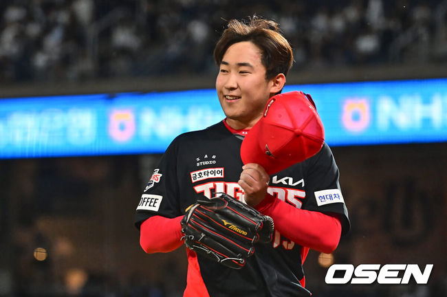 [OSEN=창원, 이석우 기자] 28일 창원NC파크에서 2024 신한 SOL 뱅크 KBO 리그 NC 다이노스와 KIA 타이거즈의 경기가 열렸다. 4연패에 빠진 NC는 신민혁을 내세워 연패 탈출에 나서고, 지난 주말 NC와의 창원 3연전을 스윕했고 주말 두산 3연전을 위닝시리즈로 장식한 KIA는 윤영철이 마운드에 오른다.KIA 타이거즈 윤영철이 4회말 2사 NC 다이노스 김주원을 유격수 땅볼로 잡고 박찬호를 보며 미소짓고 있다. 2024.05.28 / foto0307@osen.co.kr