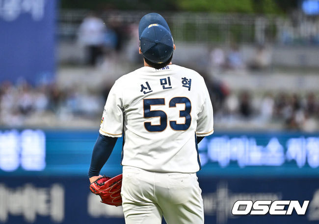 [OSEN=창원, 이석우 기자] 28일 창원NC파크에서 2024 신한 SOL 뱅크 KBO 리그 NC 다이노스와 KIA 타이거즈의 경기가 열렸다. 4연패에 빠진 NC는 신민혁을 내세워 연패 탈출에 나서고, 지난 주말 NC와의 창원 3연전을 스윕했고 주말 두산 3연전을 위닝시리즈로 장식한 KIA는 윤영철이 마운드에 오른다.NC 다이노스 신민혁이 1회초 1사 2루 KIA 타이거즈 나성범에게 1타점 2루타를 맞고 아쉬워하고 있다. 2024.05.28 / foto0307@osen.co.kr