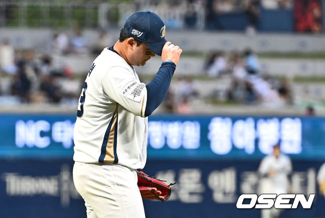 [OSEN=창원, 이석우 기자] 28일 창원NC파크에서 2024 신한 SOL 뱅크 KBO 리그 NC 다이노스와 KIA 타이거즈의 경기가 열렸다. 4연패에 빠진 NC는 신민혁을 내세워 연패 탈출에 나서고, 지난 주말 NC와의 창원 3연전을 스윕했고 주말 두산 3연전을 위닝시리즈로 장식한 KIA는 윤영철이 마운드에 오른다.NC 다이노스 신민혁이 1회초 1사 2루 KIA 타이거즈 나성범에게 1타점 2루타를 맞고 아쉬워하고 있다. 2024.05.28 / foto0307@osen.co.kr