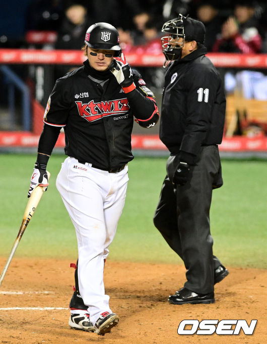 [OSEN=잠실, 지형준 기자] 13일 오후 서울 잠실야구장에서 2023 KBO 프로야구 포스트시즌 한국시리즈 5차전 LG 트윈스와 KT 위즈의 경기가 열렸다.5회초 1사 1.3루에서 KT 박병호가 삼진으로 물러나고 있다. 2023.11.13 / jpnews.osen.co.kr