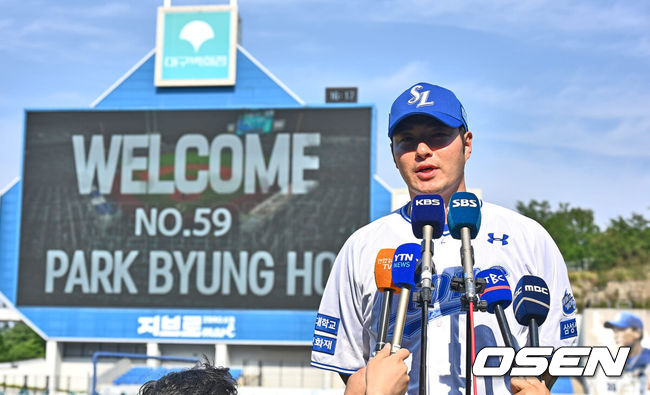 [OSEN=대구, 이석우 기자] 29일 대구삼성라이온즈파크에서 2024 신한 SOL 뱅크 KBO 리그 삼성 라이온즈와 키움 히어로즈의 경기가 열렸다. 입지가 좁아지며 KT 위즈 구단에 방출을 요청한 박병호가 삼성 오재일과 1대1 트레이드 돼 삼성 유니폼을 입었다.삼성 라이온즈 박병호가 새로운 삼성 유니폼을 입고 인터뷰를 하고 있다. 2024.05.29 / foto0307@osen.co.kr