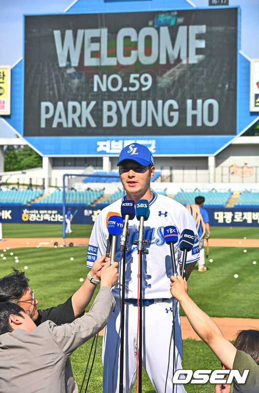 [OSEN=대구, 이석우 기자] 29일 대구삼성라이온즈파크에서 2024 신한 SOL 뱅크 KBO 리그 삼성 라이온즈와 키움 히어로즈의 경기가 열렸다. 입지가 좁아지며 KT 위즈 구단에 방출을 요청한 박병호가 삼성 오재일과 1대1 트레이드 돼 삼성 유니폼을 입었다.삼성 라이온즈 박병호가 새로운 삼성 유니폼을 입고 인터뷰를 하고 있다. 2024.05.29 /