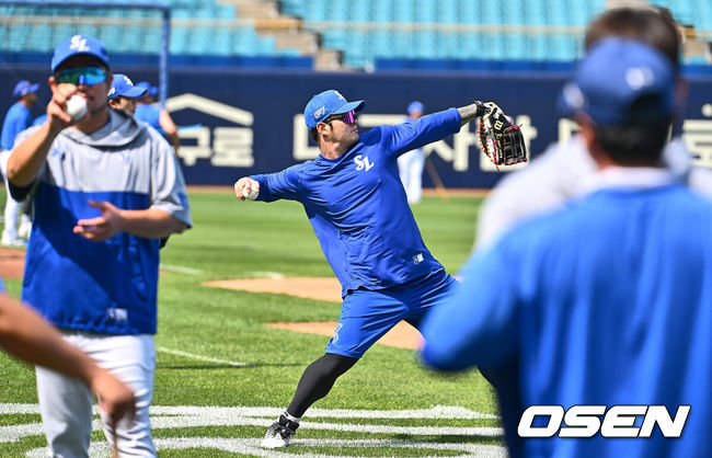 [OSEN=대구, 이석우 기자] 29일 대구삼성라이온즈파크에서 2024 신한 SOL 뱅크 KBO 리그 삼성 라이온즈와 키움 히어로즈의 경기가 열렸다. 입지가 좁아지며 KT 위즈 구단에 방출을 요청한 박병호가 삼성 오재일과 1대1 트레이드 돼 삼성 유니폼을 입었다.삼성 라이온즈 박병호가 훈련을 하고 있다. 2024.05.29 / foto0307@osen.co.kr