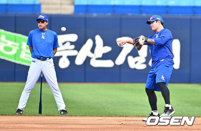 [OSEN=대구, 이석우 기자] 29일 대구삼성라이온즈파크에서 2024 신한 SOL 뱅크 KBO 리그 삼성 라이온즈와 키움 히어로즈의 경기가 열렸다. 입지가 좁아지며 KT 위즈 구단에 방출을 요청한 박병호가 삼성 오재일과 1대1 트레이드 돼 삼성 유니폼을 입었다.삼성 라이온즈 박병호가 1루 수비 훈련을 하고 있다. 2024.05.29 / foto0307@osen.co.kr