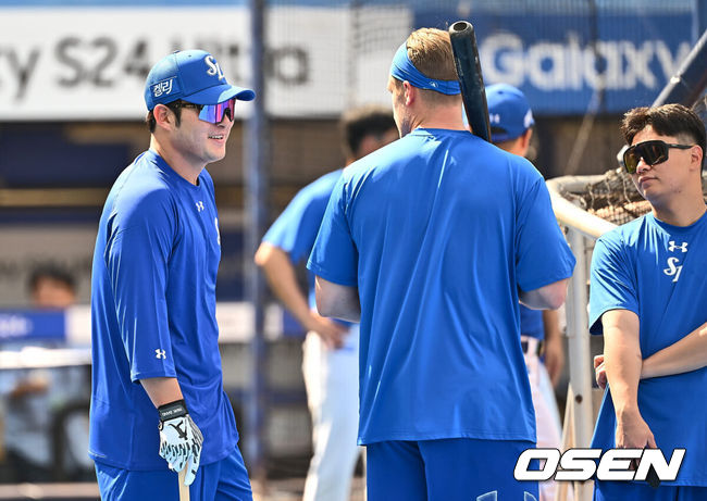 [OSEN=대구, 이석우 기자] 29일 대구삼성라이온즈파크에서 2024 신한 SOL 뱅크 KBO 리그 삼성 라이온즈와 키움 히어로즈의 경기가 열렸다. 입지가 좁아지며 KT 위즈 구단에 방출을 요청한 박병호가 삼성 오재일과 1대1 트레이드 돼 삼성 유니폼을 입었다.삼성 라이온즈 박병호가 타격 훈련 중 맥키넌과 얘기하고 있다. 2024.05.29 / foto0307@osen.co.kr