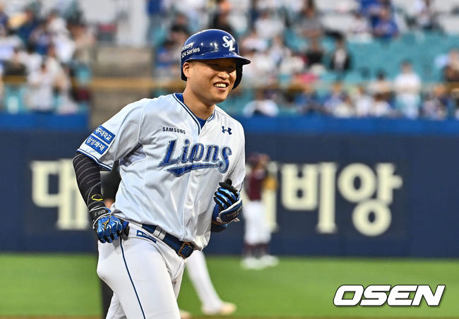 [OSEN=대구, 이석우 기자] 29일 대구삼성라이온즈파크에서 2024 신한 SOL 뱅크 KBO 리그 삼성 라이온즈와 키움 히어로즈의 경기가 열렸다. 입지가 좁아지며 KT 위즈 구단에 방출을 요청한 박병호가 삼성 오재일과 1대1 트레이드 돼 삼성 유니폼을 입었다.삼성 라이온즈 이병헌이 3회말 좌월 솔로 홈런을 치고 활짝 웃고 있다. 2024.05.29 / foto0307@osen.co.kr