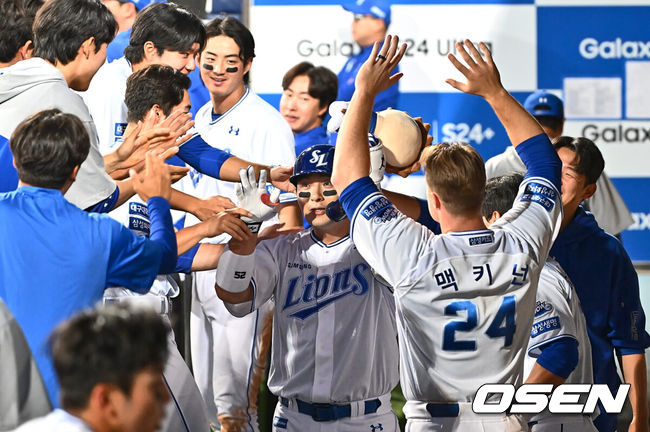 [OSEN=대구, 이석우 기자] 29일 대구삼성라이온즈파크에서 2024 신한 SOL 뱅크 KBO 리그 삼성 라이온즈와 키움 히어로즈의 경기가 열렸다. 입지가 좁아지며 KT 위즈 구단에 방출을 요청한 박병호가 삼성 오재일과 1대1 트레이드 돼 삼성 유니폼을 입었다.삼성 라이온즈 박병호가 4회말 1사 좌월 솔로 홈런을 치고 하이파이브를 하고 있다. 2024.05.29 / foto0307@osen.co.kr