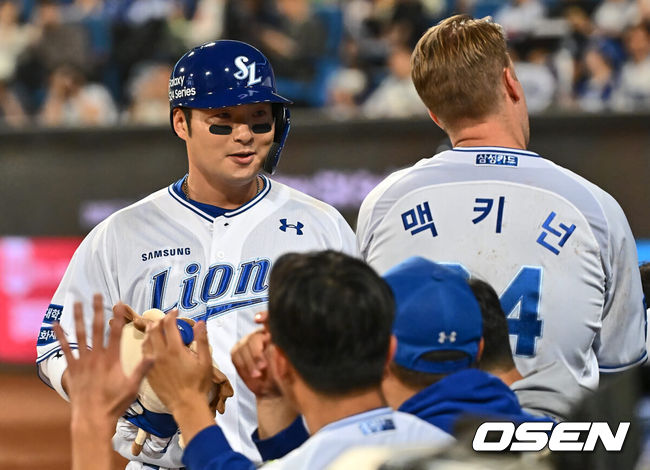 [OSEN=대구, 이석우 기자] 29일 대구삼성라이온즈파크에서 2024 신한 SOL 뱅크 KBO 리그 삼성 라이온즈와 키움 히어로즈의 경기가 열렸다. 입지가 좁아지며 KT 위즈 구단에 방출을 요청한 박병호가 삼성 오재일과 1대1 트레이드 돼 삼성 유니폼을 입었다.삼성 라이온즈 박병호가 4회말 1사 좌월 솔로 홈런을 치고 하이파이브를 하고 있다. 2024.05.29 / foto0307@osen.co.kr