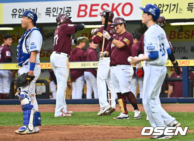 [OSEN=대구, 이석우 기자] 29일 대구삼성라이온즈파크에서 2024 신한 SOL 뱅크 KBO 리그 삼성 라이온즈와 키움 히어로즈의 경기가 열렸다. 입지가 좁아지며 KT 위즈 구단에 방출을 요청한 박병호가 삼성 오재일과 1대1 트레이드 돼 삼성 유니폼을 입었다.키움 히어로즈 이주형이 3회초 무사 1,2루 우월 3점 홈런을 치고 하이파이브를 하고 있다. 2024.05.29 / foto0307@osen.co.kr