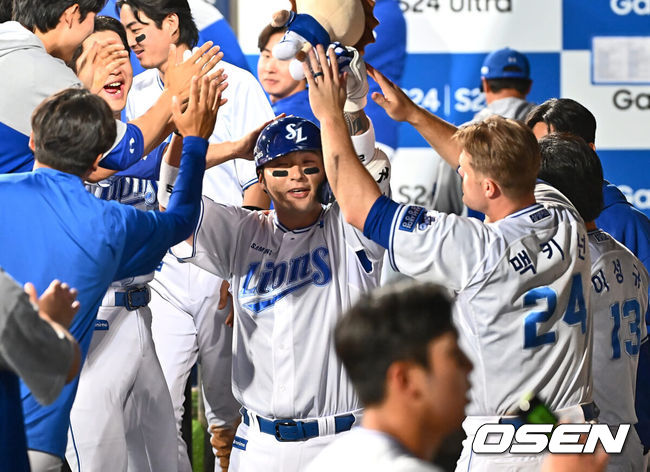 [OSEN=대구, 이석우 기자] 29일 대구삼성라이온즈파크에서 2024 신한 SOL 뱅크 KBO 리그 삼성 라이온즈와 키움 히어로즈의 경기가 열렸다. 입지가 좁아지며 KT 위즈 구단에 방출을 요청한 박병호가 삼성 오재일과 1대1 트레이드 돼 삼성 유니폼을 입었다.삼성 라이온즈 박병호가 4회말 1사 좌월 솔로 홈런을 치고 하이파이브를 하고 있다. 2024.05.29 / foto0307@osen.co.kr