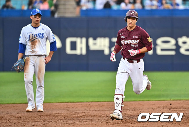 [OSEN=대구, 이석우 기자] 29일 대구삼성라이온즈파크에서 2024 신한 SOL 뱅크 KBO 리그 삼성 라이온즈와 키움 히어로즈의 경기가 열렸다. 입지가 좁아지며 KT 위즈 구단에 방출을 요청한 박병호가 삼성 오재일과 1대1 트레이드 돼 삼성 유니폼을 입었다.키움 히어로즈 이주형이 3회초 무사 1,2루 우월 3점 홈런을 치고 그라운드를 돌고 있다. 2024.05.29 / foto0307@osen.co.kr