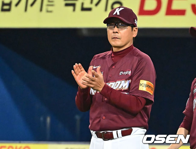 [OSEN=대구, 이석우 기자] 29일 대구삼성라이온즈파크에서 2024 신한 SOL 뱅크 KBO 리그 삼성 라이온즈와 키움 히어로즈의 경기가 열렸다. 입지가 좁아지며 KT 위즈 구단에 방출을 요청한 박병호가 삼성 오재일과 1대1 트레이드 돼 삼성 유니폼을 입었다.키움 히어로즈 홍원기 감독이 삼성 라이온즈에 11-5로 승리한 후 박수를 치고 있다. 2024.05.29 / foto0307@osen.co.kr