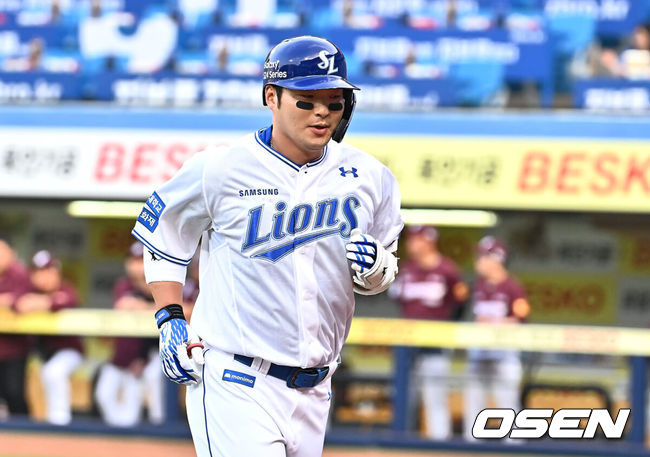 [OSEN=대구, 이석우 기자] 29일 대구삼성라이온즈파크에서 2024 신한 SOL 뱅크 KBO 리그 삼성 라이온즈와 키움 히어로즈의 경기가 열렸다. 입지가 좁아지며 KT 위즈 구단에 방출을 요청한 박병호가 삼성 오재일과 1대1 트레이드 돼 삼성 유니폼을 입었다.삼성 라이온즈 박병호가 2회말 1사 2루 첫 타석에서 우익수 플라이를 치고 있다. 2024.05.29 / foto0307@osen.co.kr