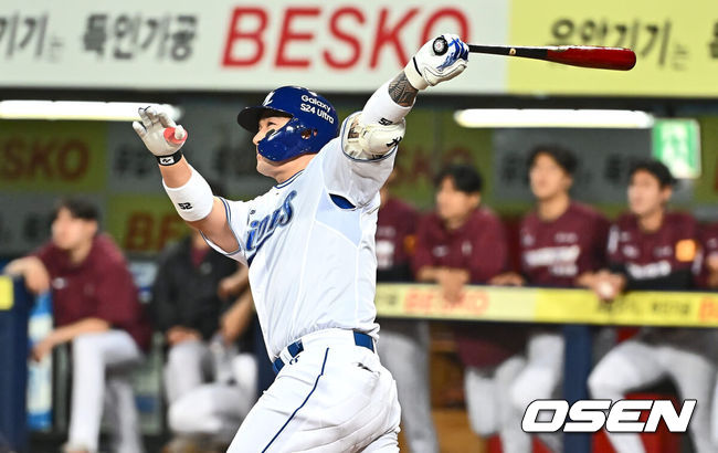 [OSEN=대구, 이석우 기자] 29일 대구삼성라이온즈파크에서 2024 신한 SOL 뱅크 KBO 리그 삼성 라이온즈와 키움 히어로즈의 경기가 열렸다. 입지가 좁아지며 KT 위즈 구단에 방출을 요청한 박병호가 삼성 오재일과 1대1 트레이드 돼 삼성 유니폼을 입었다.삼성 라이온즈 박병호가 4회말 1사 좌월 솔로 홈런을 치고 있다. 2024.05.29 / foto0307@osen.co.kr