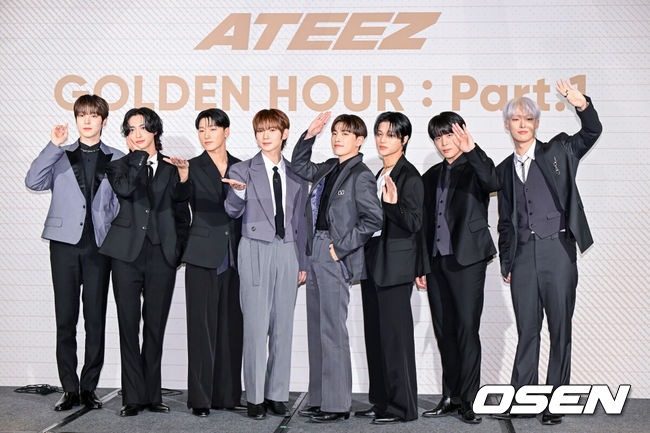 [OSEN=지형준 기자] 30일 오후 서울 종로구 당주동 포시즌스 호텔 서울에서 에이티즈(ATEEZ) 미니 10집 'GOLDEN HOUR : Part.1' 발매 기념 기자간담회가 열렸다.‘골든 아워 : 파트 1’은 에이티즈가 새롭게 펼쳐내는 시리즈 ‘골든 아워(GOLDEN HOUR)’의 첫 번째 앨범으로, 에이티즈가 가장 눈부시게 빛나는 순간을 담아낸다. 이들은 타이틀곡 ‘워크’를 통해 끝없는 노력과 도전을 멈추지 않고 앞을 향해 나아가는 에이티즈 모습을 직관적으로 표현했다. 에이티즈가 포즈를 취하고 있다. 2024.05.30 / jpnews@osen.co.kr