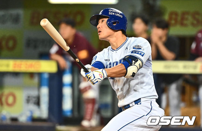 [OSEN=대구, 이석우 기자] 29일 대구삼성라이온즈파크에서 2024 신한 SOL 뱅크 KBO 리그 삼성 라이온즈와 키움 히어로즈의 경기가 열렸다. 입지가 좁아지며 KT 위즈 구단에 방출을 요청한 박병호가 삼성 오재일과 1대1 트레이드 돼 삼성 유니폼을 입었다.삼성 라이온즈 이성규가 5회말 1사 1루 좌월 2점 홈런을 치고 있다. 2024.05.29 / foto0307@osen.co.kr