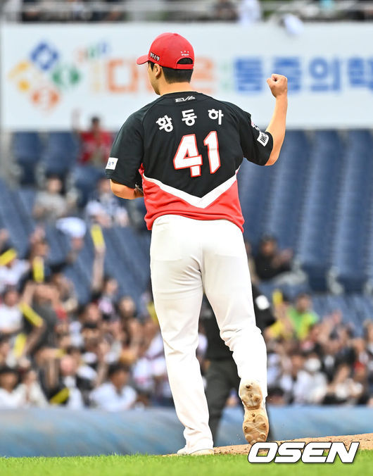 [OSEN=창원, 이석우 기자] 30일 창원NC파크에서 2024 신한 SOL 뱅크 KBO 리그 NC 다이노스와 KIA 타이거즈의 경기가 열렸다. 5연패에 빠진 NC는 키움 김휘집을 트레이드 해 영입했고 이날 선발로 NC 다이노스가 김시훈을 내세워 6연패를 탈출을 시도한다. KIA는 최근 4경기 연속 5이닝 이상을 소화하며 선발로 자리잡은 황동하가 마운드에 올라와 시리즈 스윕을 노린다.KIA 타이거즈 선발투수 황동하가 1회말 1사 1,2루 NC 다이노스 데이비슨을 투수 병살타로 처리하고 주먹을 불끈 쥐고 있다. 2024.05.30 / foto0307@osen.co.kr