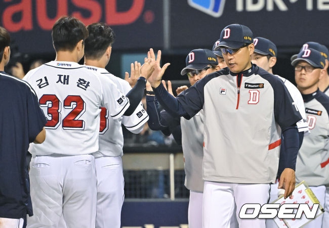 [OSEN=잠실, 박준형 기자] 두산 이승엽 감독이 경기 종료 후 김재환과 하이파이브를 하고 있다. 2024.05.29 / soul1014@osen.co.kr